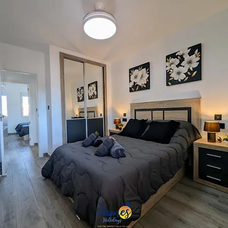 Sunny Getaway With Pool & Rooftop Views Vm77 Apartman