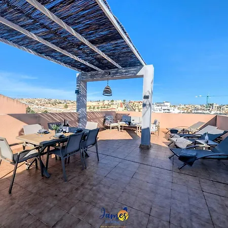 Sunny Getaway With Pool & Rooftop Views Vm77 Apartman