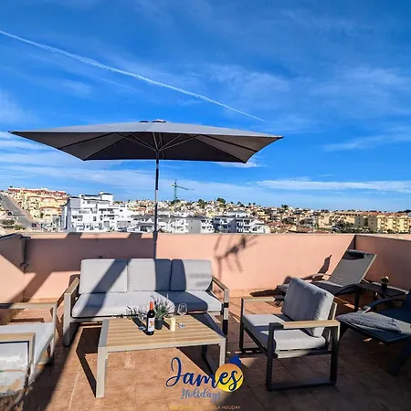 Sunny Getaway With Pool & Rooftop Views Vm77 شقة