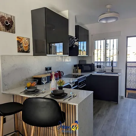 Sunny Getaway With Pool & Rooftop Views Vm77 شقة
