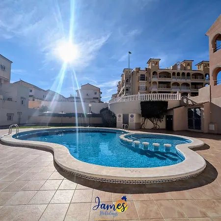 Sunny Getaway With Pool & Rooftop Views Vm77 شقة