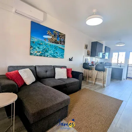 Sunny Getaway With Pool & Rooftop Views Vm77 شقة