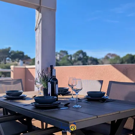 Sunny Getaway With Pool & Rooftop Views Vm77 شقة